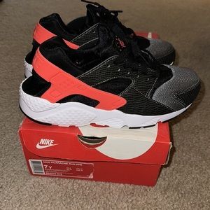 Nike Huarache Run Black Bright Crimson Red and Grey 7Y Brand New